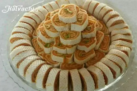 طرز تهیه رولت خرما و گردو مجلسی 